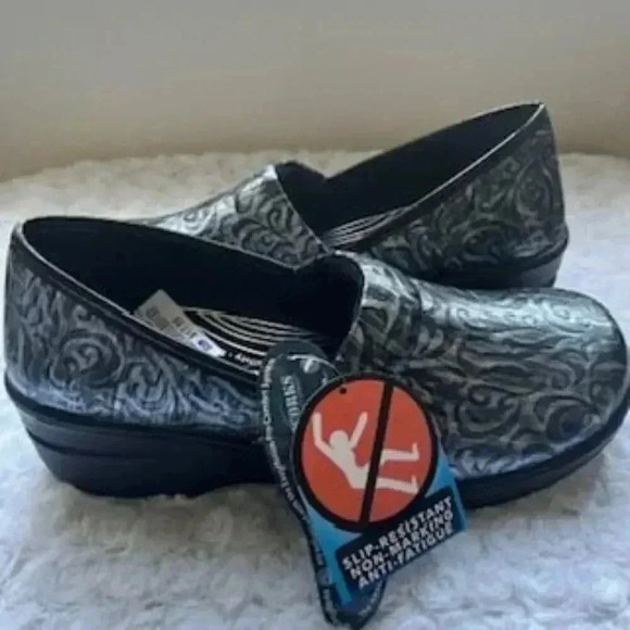 NEW Easy Street Professional Slip On Shoes Silver Artisan Women's size 9 NWT - Picture 8 of 12